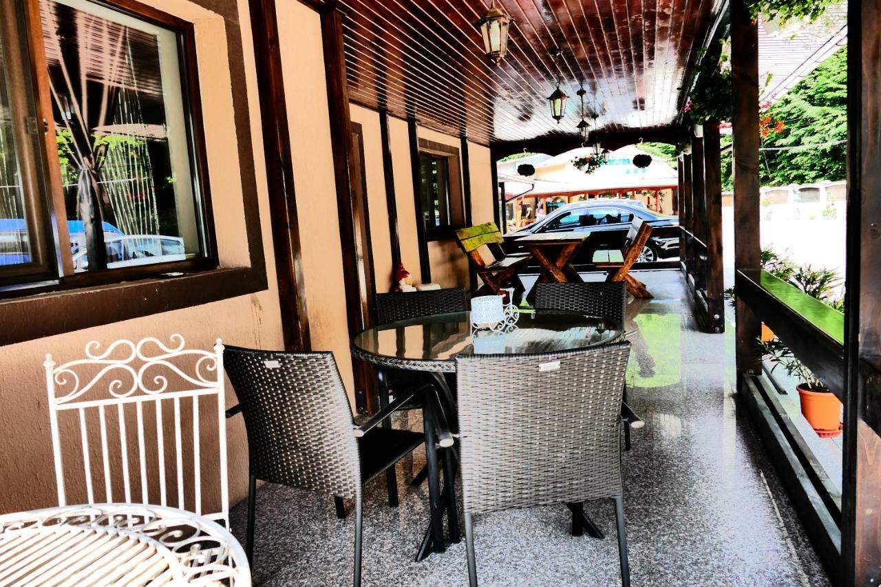 Hotel Pensiunea Roua Florilor Anina Exterior foto