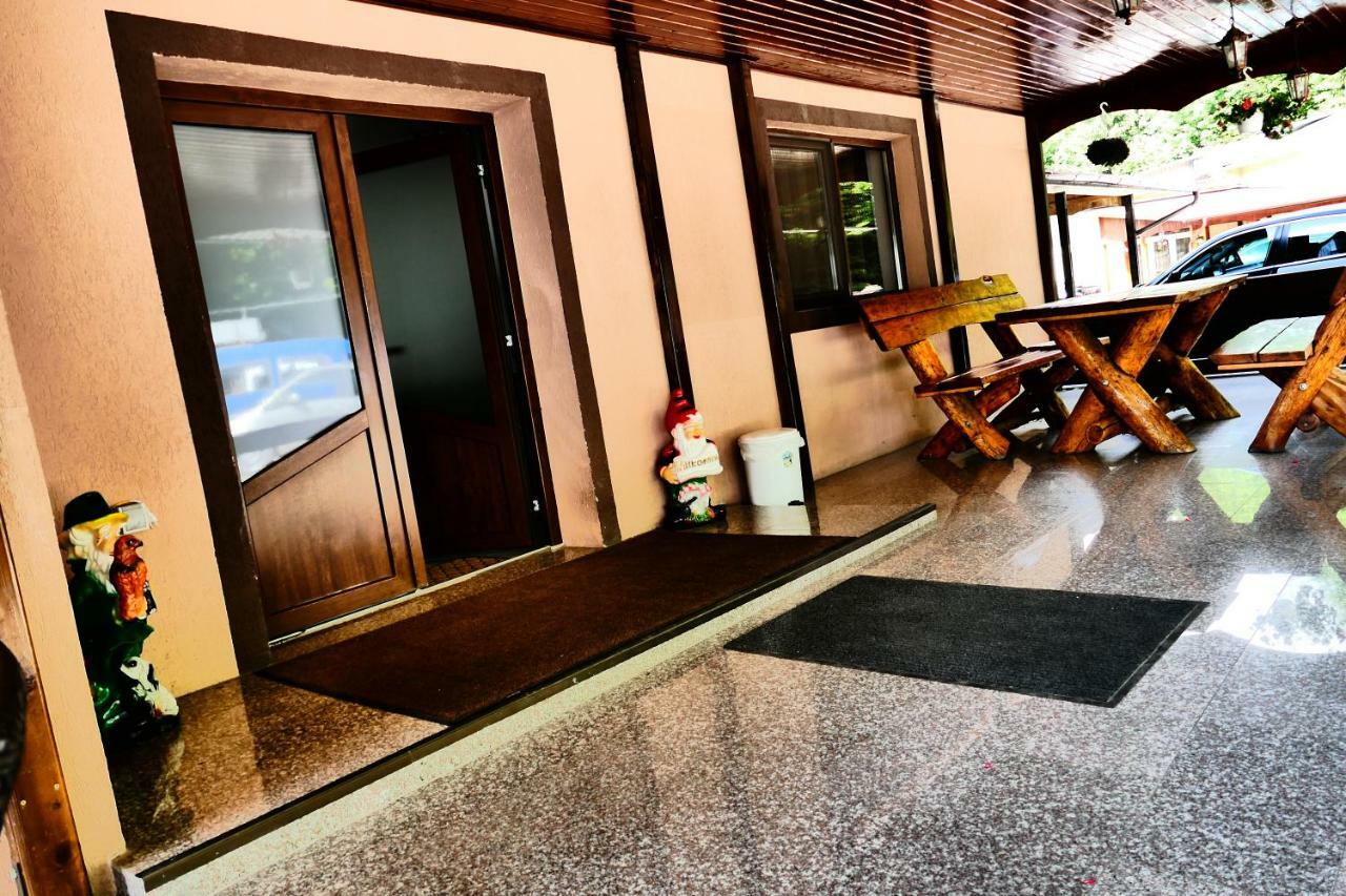 Hotel Pensiunea Roua Florilor Anina Exterior foto